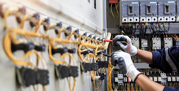 Professional Electrician technician working in Philadelphia, MS